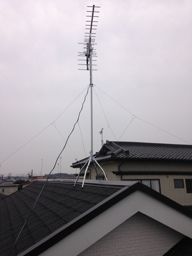 屋根上に設置したUHFアンテナ