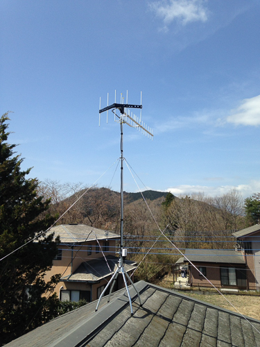 屋根上に設置したUHFアンテナ