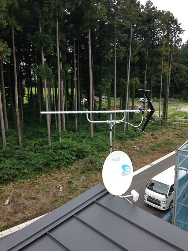 破風板取り付けたUHFアンテナとBS/CSアンテナ