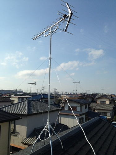 屋根上に設置したUHFアンテナ