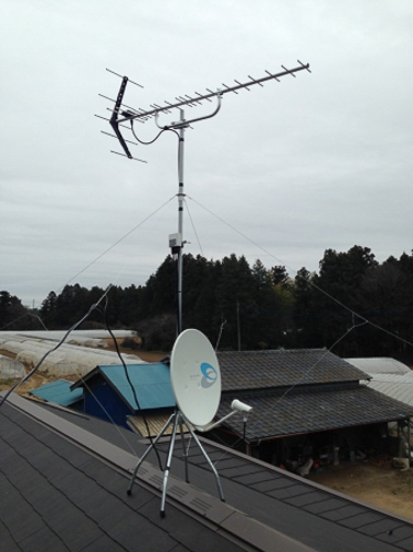 屋根上に設置したUHFアンテナとBS/CSアンテナ