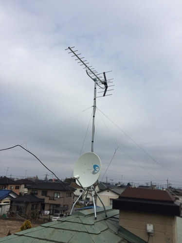 屋根上に設置したUHFアンテナとBS/CSアンテナ