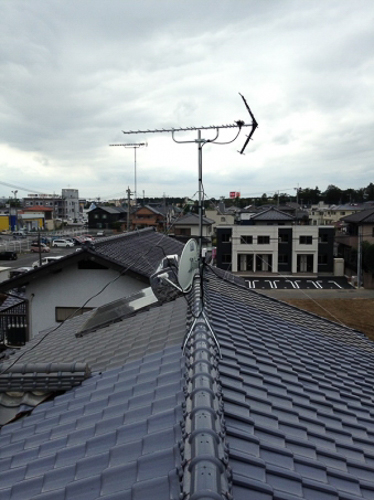 屋根上に設置したUHFアンテナ