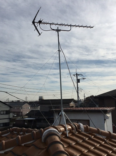 屋根上に設置したUHFアンテナ