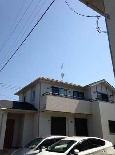 UHFアンテナとBS/CSアンテナを設置した戸建住宅