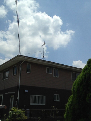 UHFアンテナを屋根上設置した戸建住宅