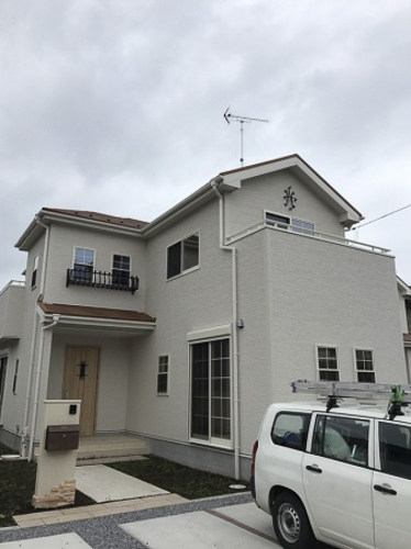 UHFアンテナを屋根上に設置した戸建住宅