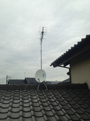 屋根上に設置したUHFアンテナとBS/CSアンテナ