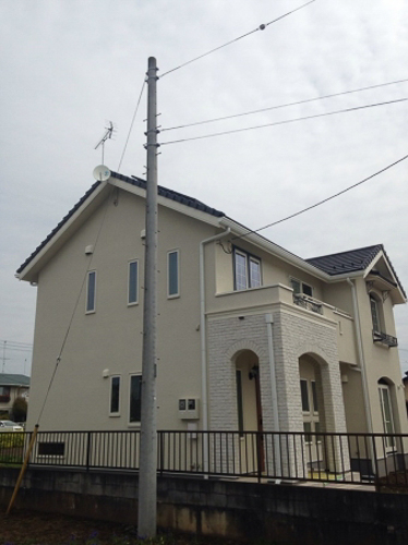 UHFアンテナとBS/CSアンテナを破風板に取り付けた戸建住宅