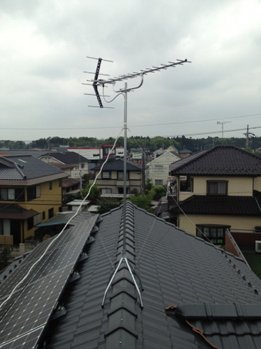 屋根上に設置したUHFアンテナ