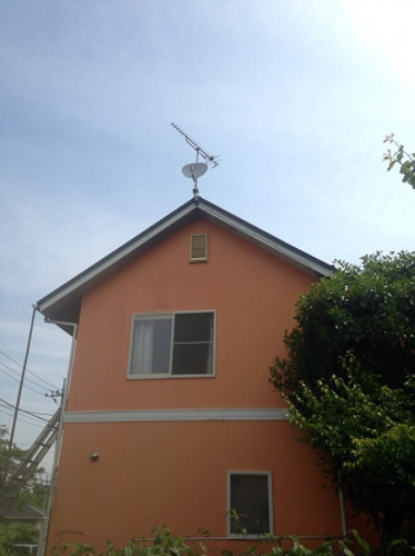 UHFアンテナとBS/CSアンテナを破風板に取り付けた戸建住宅
