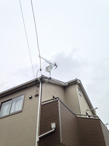 UHFアンテナとBS/CSアンテナを破風板に取り付けた戸建住宅