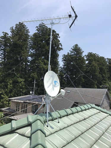 屋根上に設置したUHFアンテナとBS/CSアンテナ