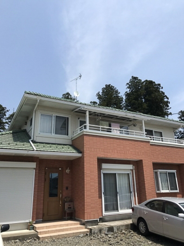 UHFアンテナとBS/CSアンテナを設置した戸建住宅