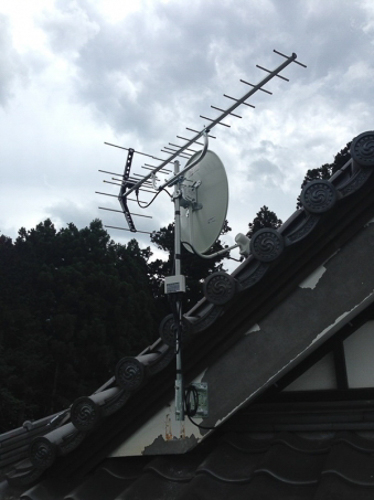 破風板に取り付けたUHFアンテナとBS/CSアンテナ