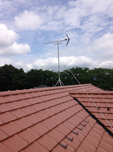 屋根上に設置したUHFアンテナ