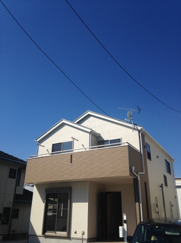 破風板に取り付けたUHFアンテナとBS/CSアンテナ