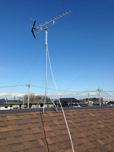 屋根上に設置したUHFアンテナ