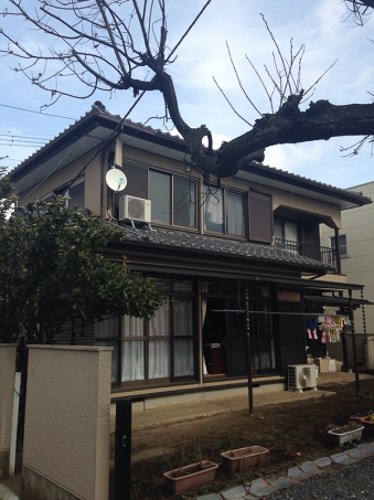 デザインアンテナとBS/CSアンテナを外壁に取り付けた戸建住宅