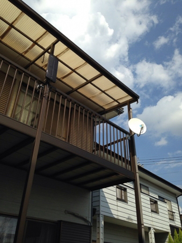 BS/CSアンテナをベランダの手すりに取り付けた戸建住宅