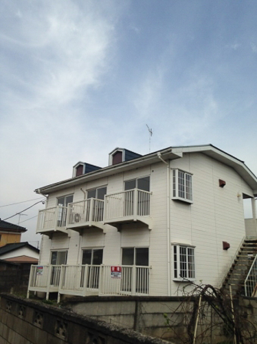 UHFアンテナを屋根上に設置したアパート
