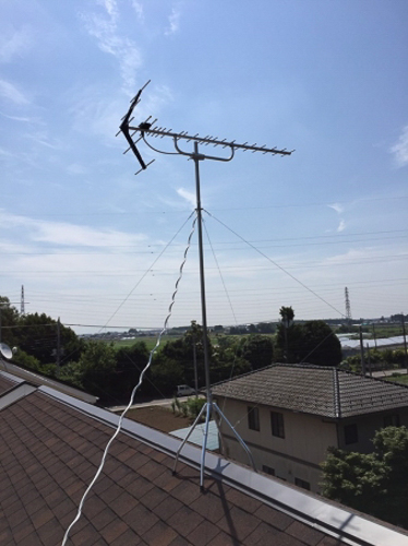 屋根上に設置したUHFアンテナ