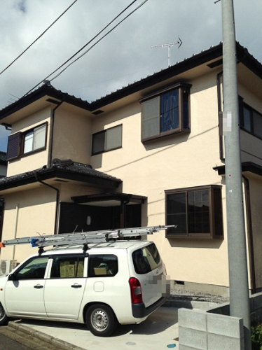 UHFアンテナを屋根上設置した戸建住宅