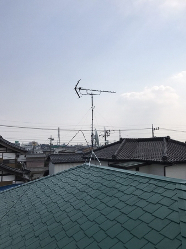 屋根上に設置したUHFアンテナ