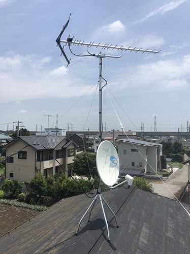 屋根上に設置したUHFアンテナとBS/CSアンテナ