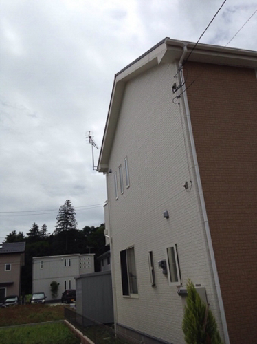 UHFアンテナを破風板に取り付けた戸建住宅