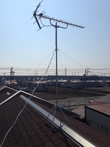 屋根上に設置したUHFアンテナ