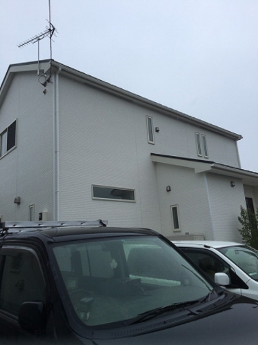 UHFアンテナを外壁に取り付けた戸建住宅
