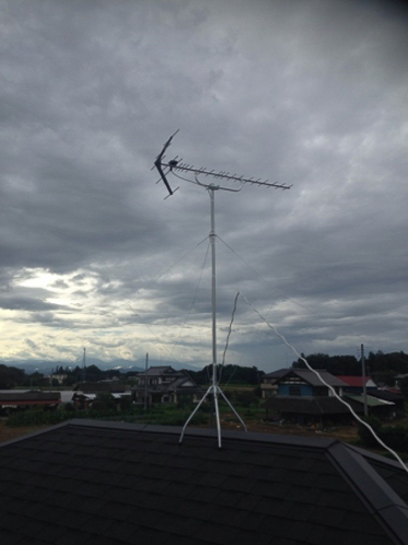 屋根上に設置したUHFアンテナ