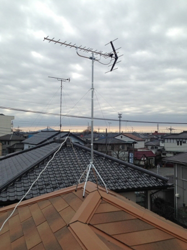 屋根上に設置したUHFアンテナ