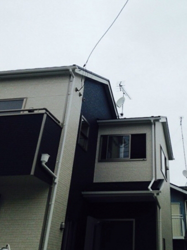 UHFアンテナとBS/CSアンテナを破風板に取り付けた戸建住宅