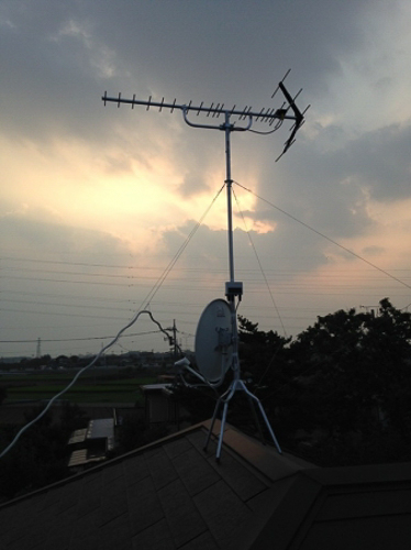 屋根上に設置したUHFアンテナとBS/CSアンテナ