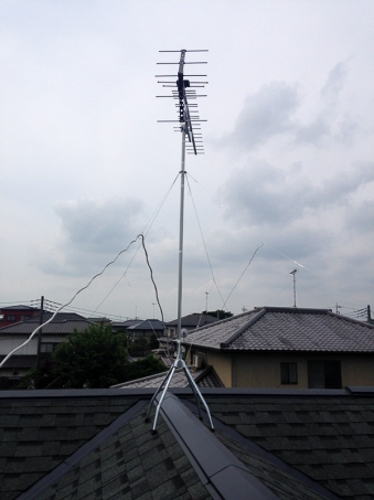 屋根上に設置したUHFアンテナ