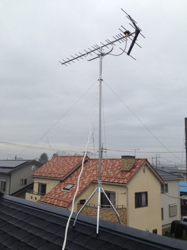 屋根上に設置したUHFアンテナ
