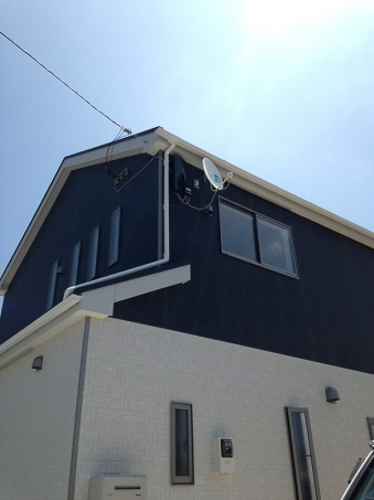 デザインアンテナとBS/CSアンテナの外壁取り付け
