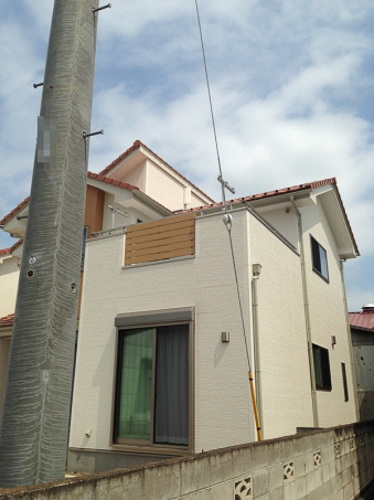 デザインアンテナを外壁に取り付けた戸建住宅