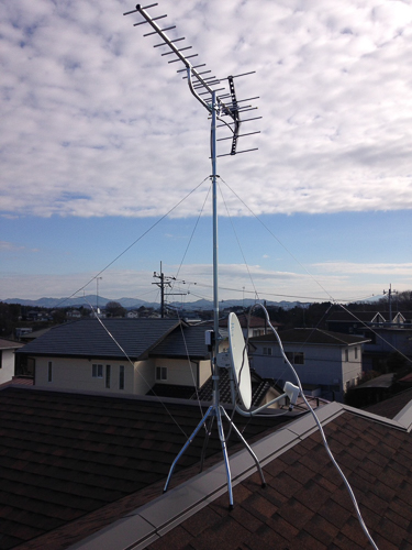 屋根上に設置したUHFアンテナとBS/CSアンテナ
