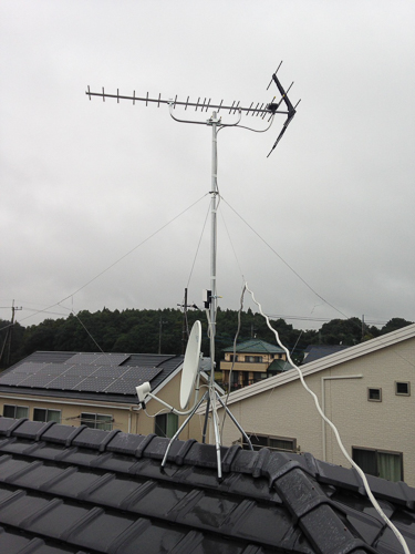 屋根上に設置したUHFアンテナとBS/CSアンテナ