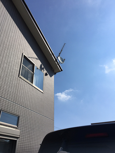 UHFアンテナとBS/CSアンテナを破風板に取り付けた戸建住宅