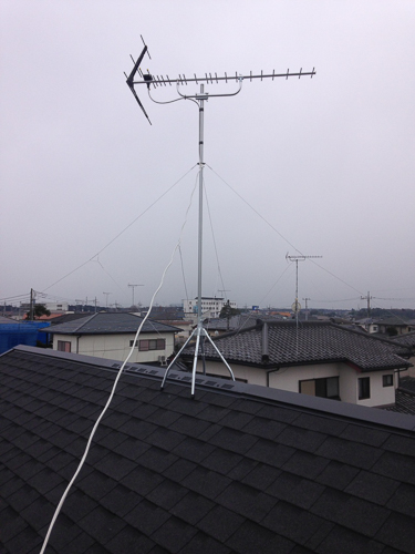 屋根上に設置したUHFアンテナ