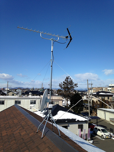 屋根上に設置したUHFアンテナとBS/CSアンテナ