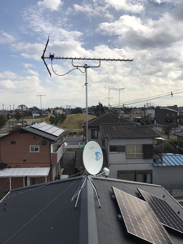 屋根上に設置したUHFアンテナとBS/CSアンテナ