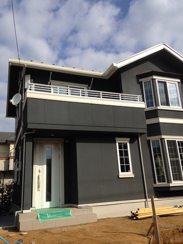 デザインアンテナとBS/CSアンテナを設置した戸建住宅