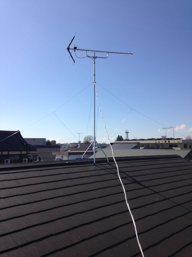 屋根上に設置したUHFアンテナ