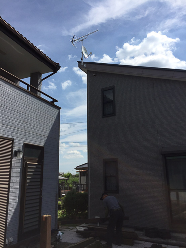 UHFアンテナとBS/CSアンテナを設置した戸建住宅