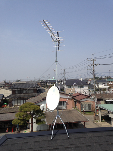 屋根上に設置したUHFアンテナとBS/CSアンテナ